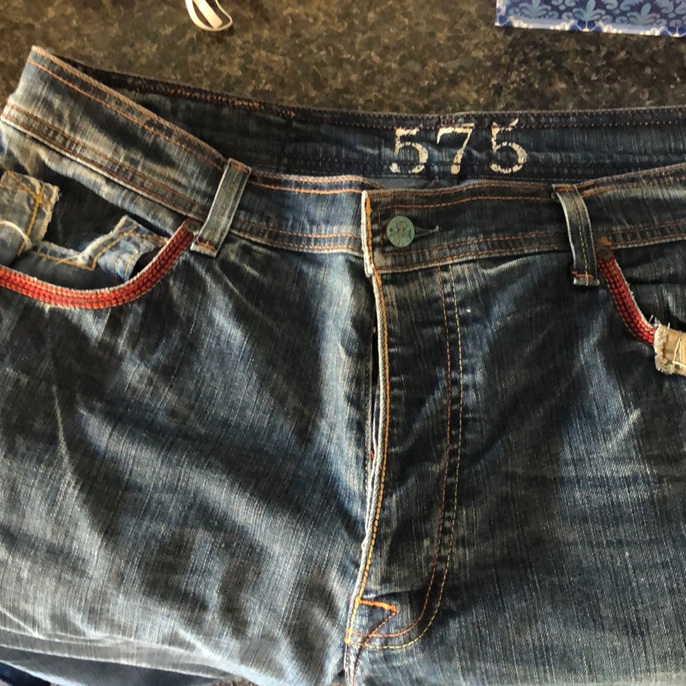 575 Distressed Jeans